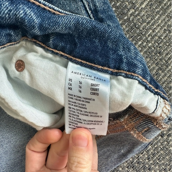 👖 American Eagle Relaxed Blue Stovepipe Crop Jeans – Size 16P (Petite) 💙 - Picture 4 of 5